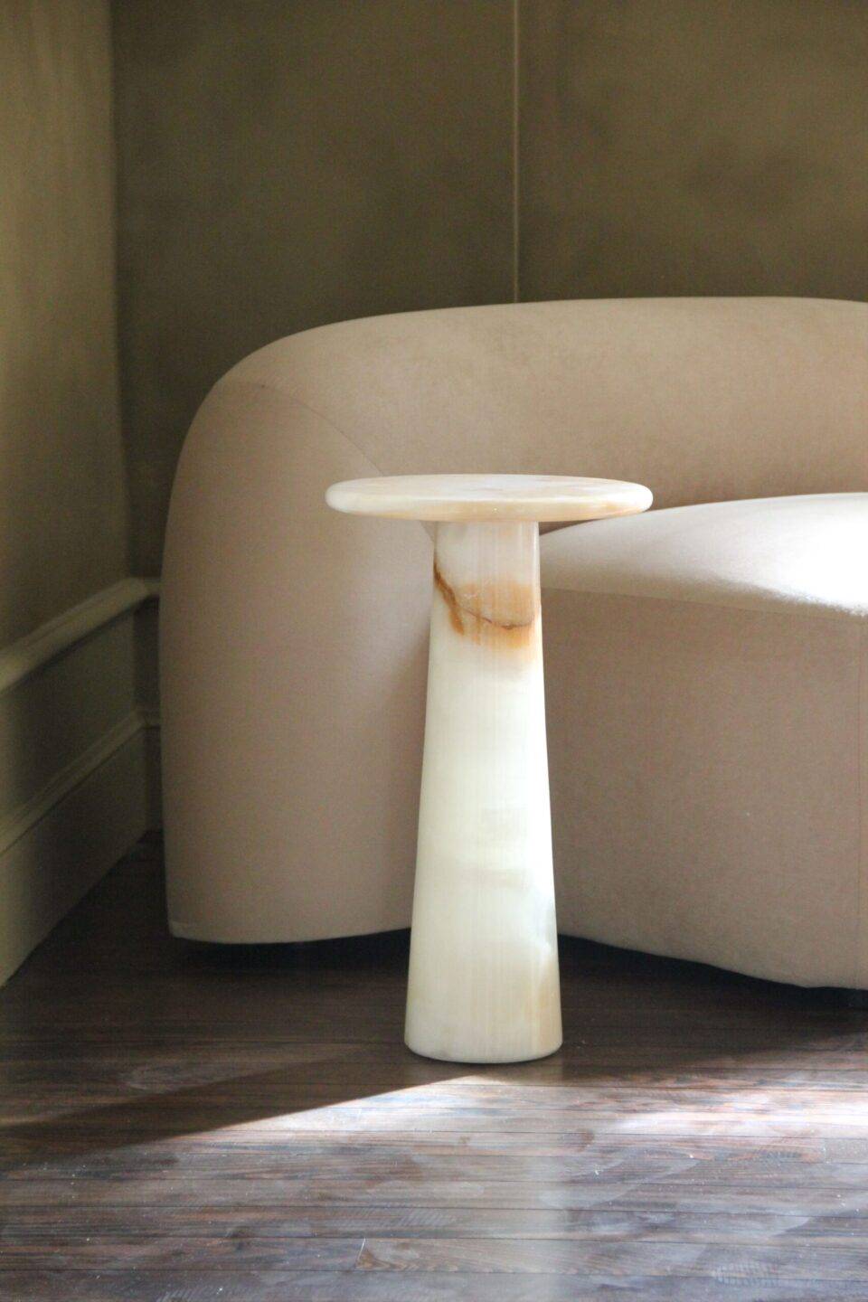 Table d’appoint/guéridon Mukês – Pièce iconique, onyx blanc