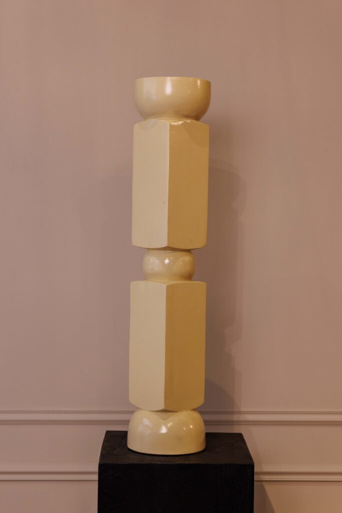 Totem Stela | Sculpture décorative en bois laqué jaune beurre