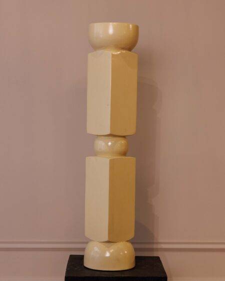 Totem Stela | Sculpture décorative en bois laqué jaune beurre