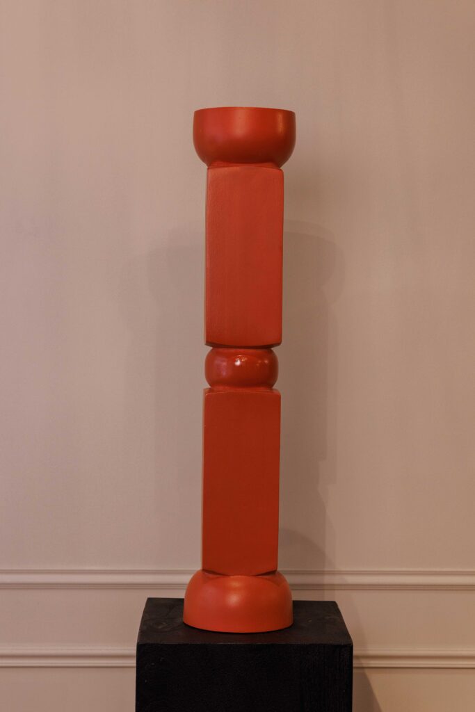 Totem Stela | Sculpture décorative en bois laqué rouge-olive