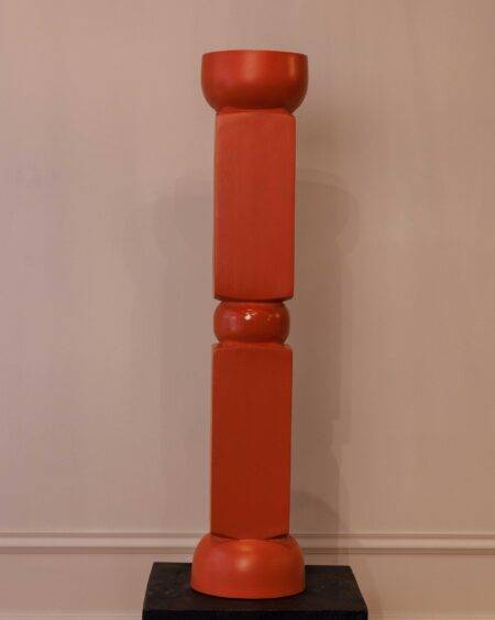 Totem Stela | Sculpture décorative en bois laqué rouge-olive