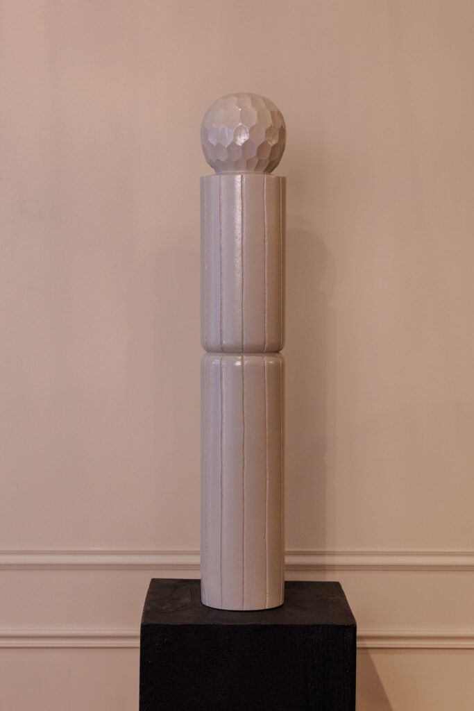 Totem Gaïa | Sculpture décorative en bois laqué gris