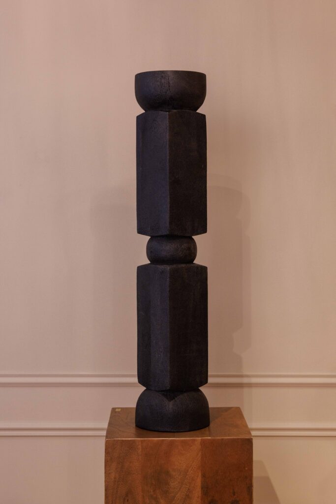 Totem Stela | Sculpture en chêne vieilli noir