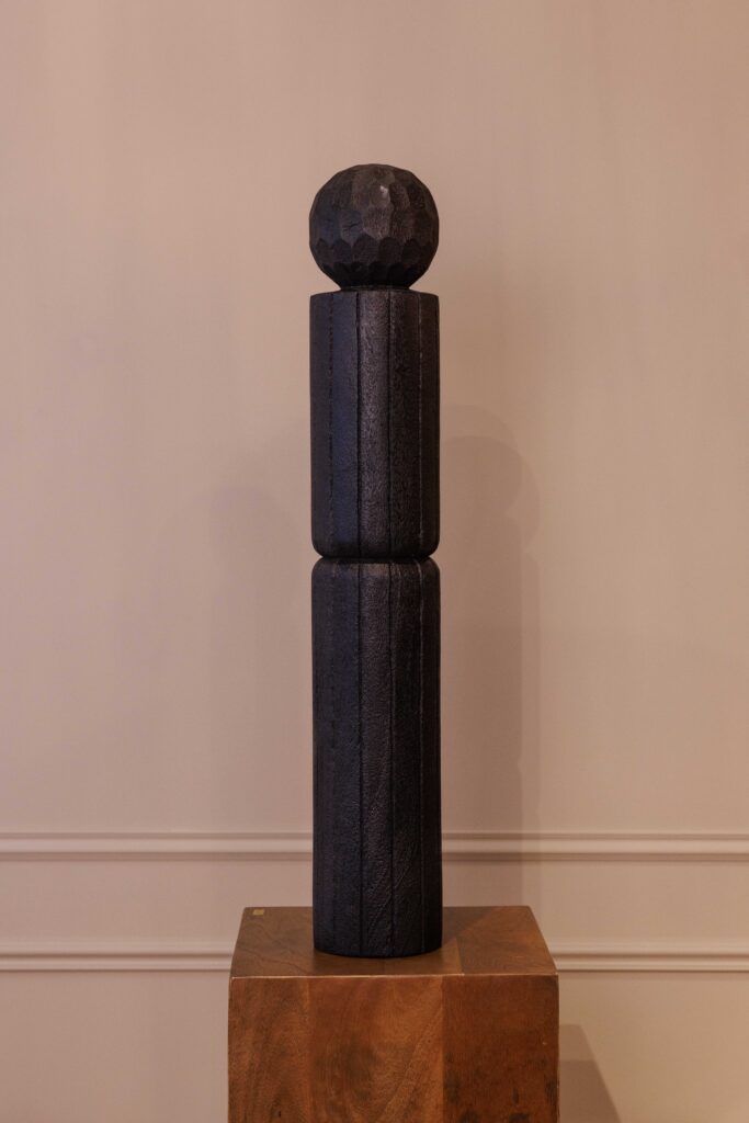 Totem Gaïa | Sculpture en chêne vieilli noir