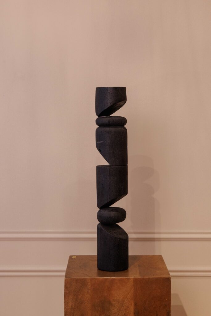 Totem Trinis | Sculpture décorative en chêne vieilli noir