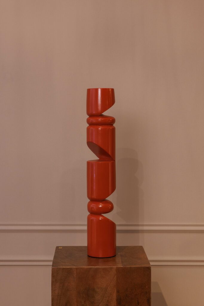 Totem Trinis | Sculpture décorative en bois laqué rouge