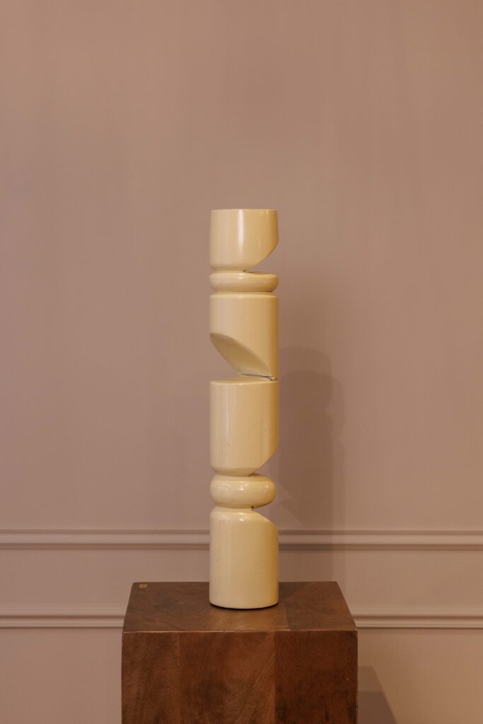 Totem Trinis | Sculpture décorative en bois laqué jaune beurre