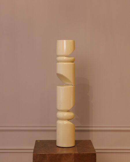 Totem Trinis | Sculpture décorative en bois laqué jaune beurre