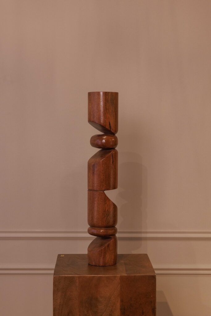 Totem Trinis | Sculpture décorative en acacia naturel
