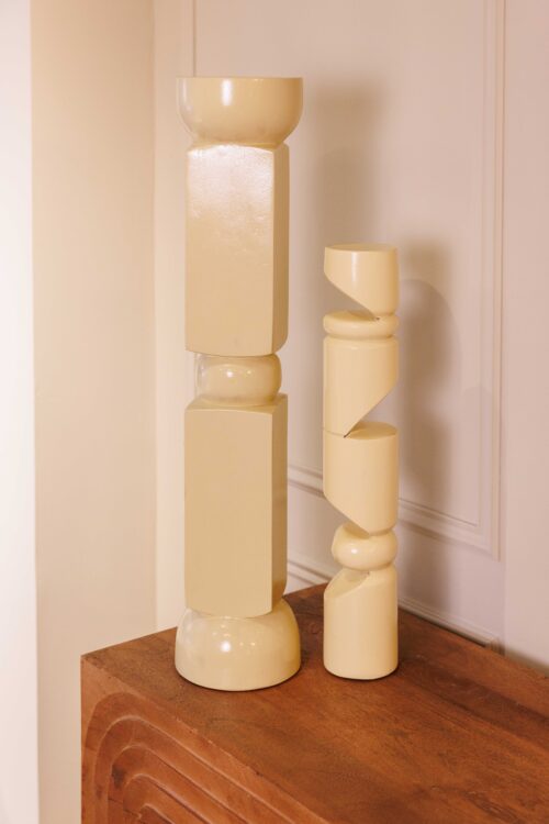 Totem Trinis | Sculpture décorative en bois laqué jaune beurre – Image 3